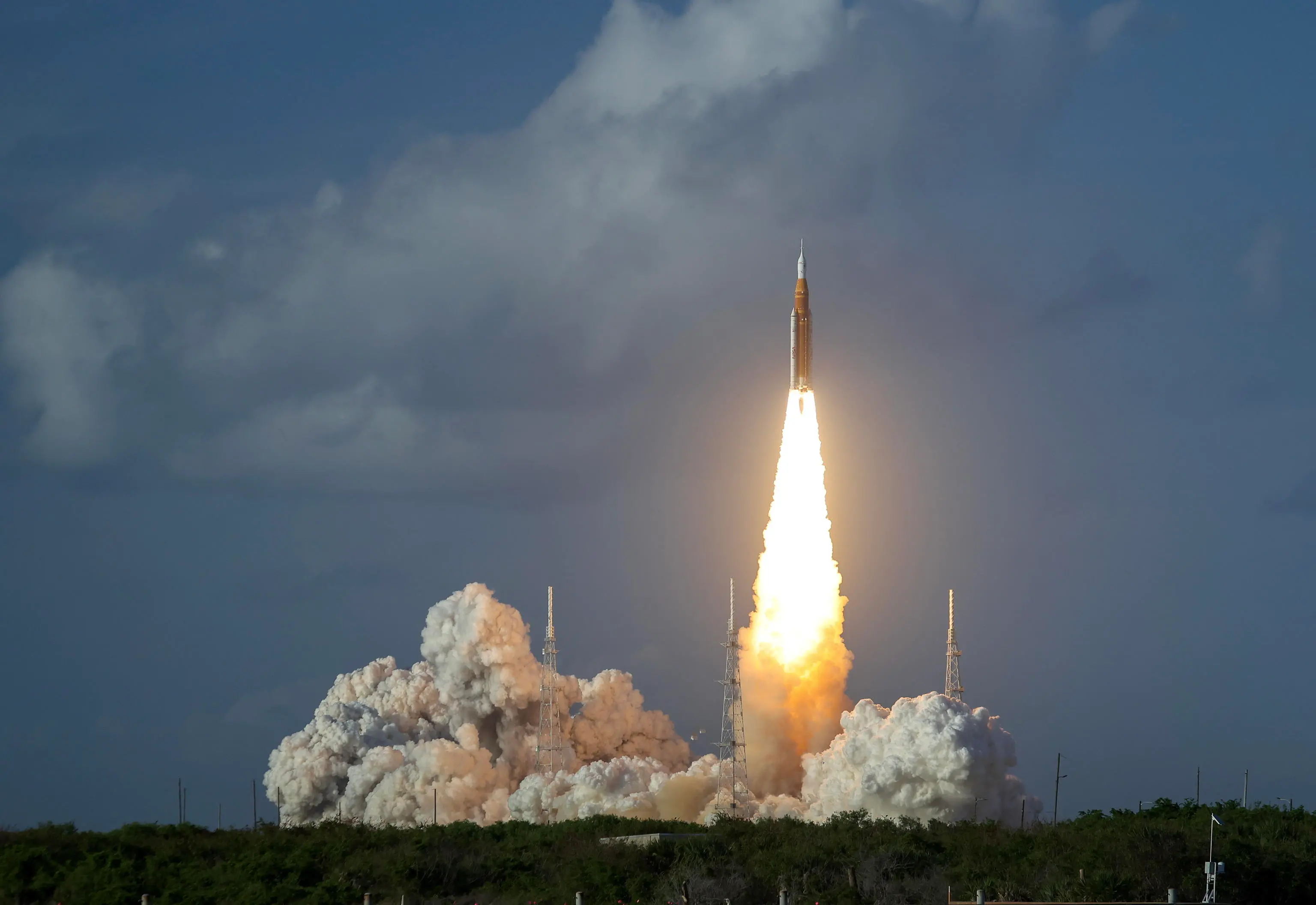 Il lancio del razzo Space Launch System della missione Artemis II