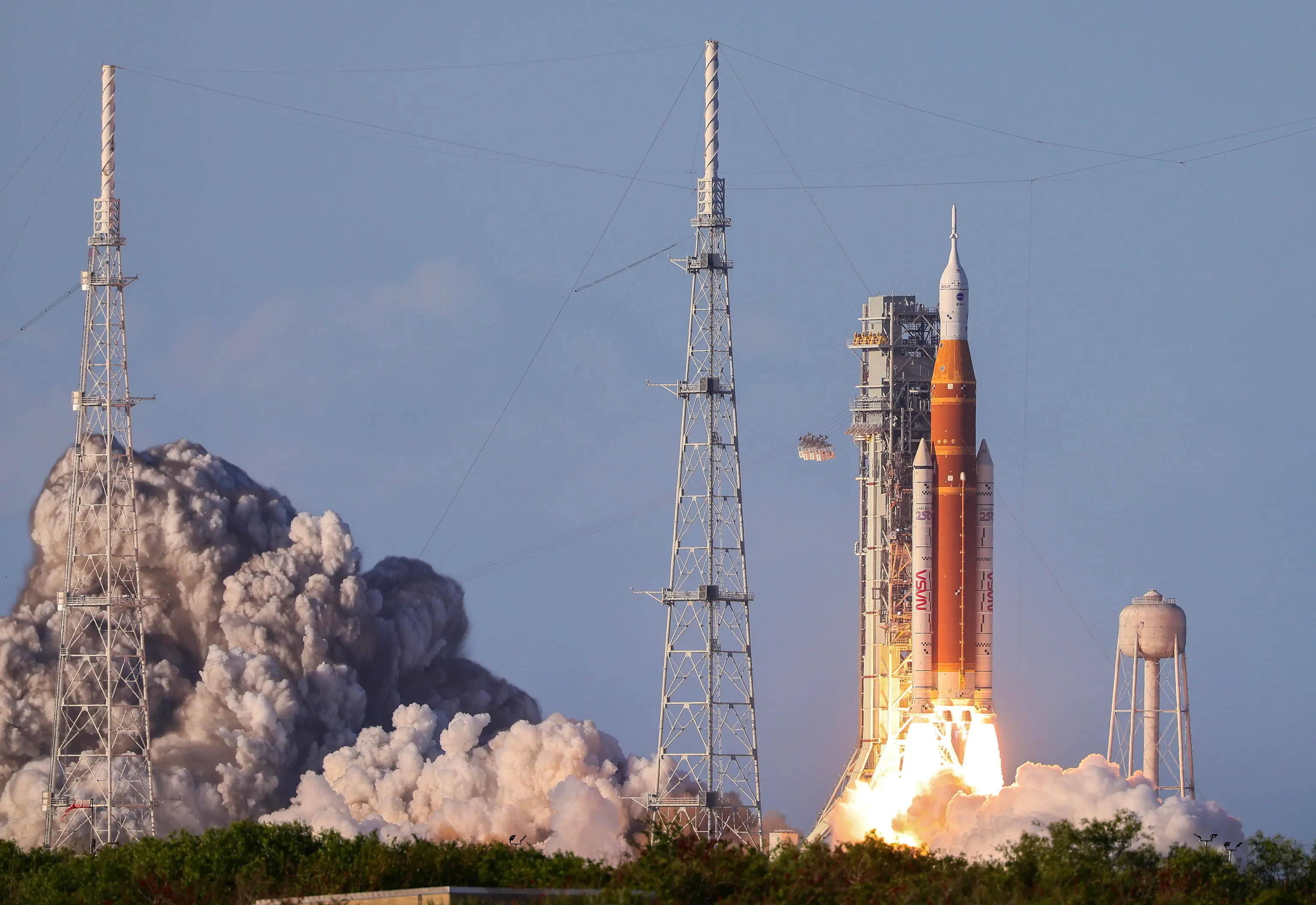 Il lancio del razzo Space Launch System della missione Artemis II