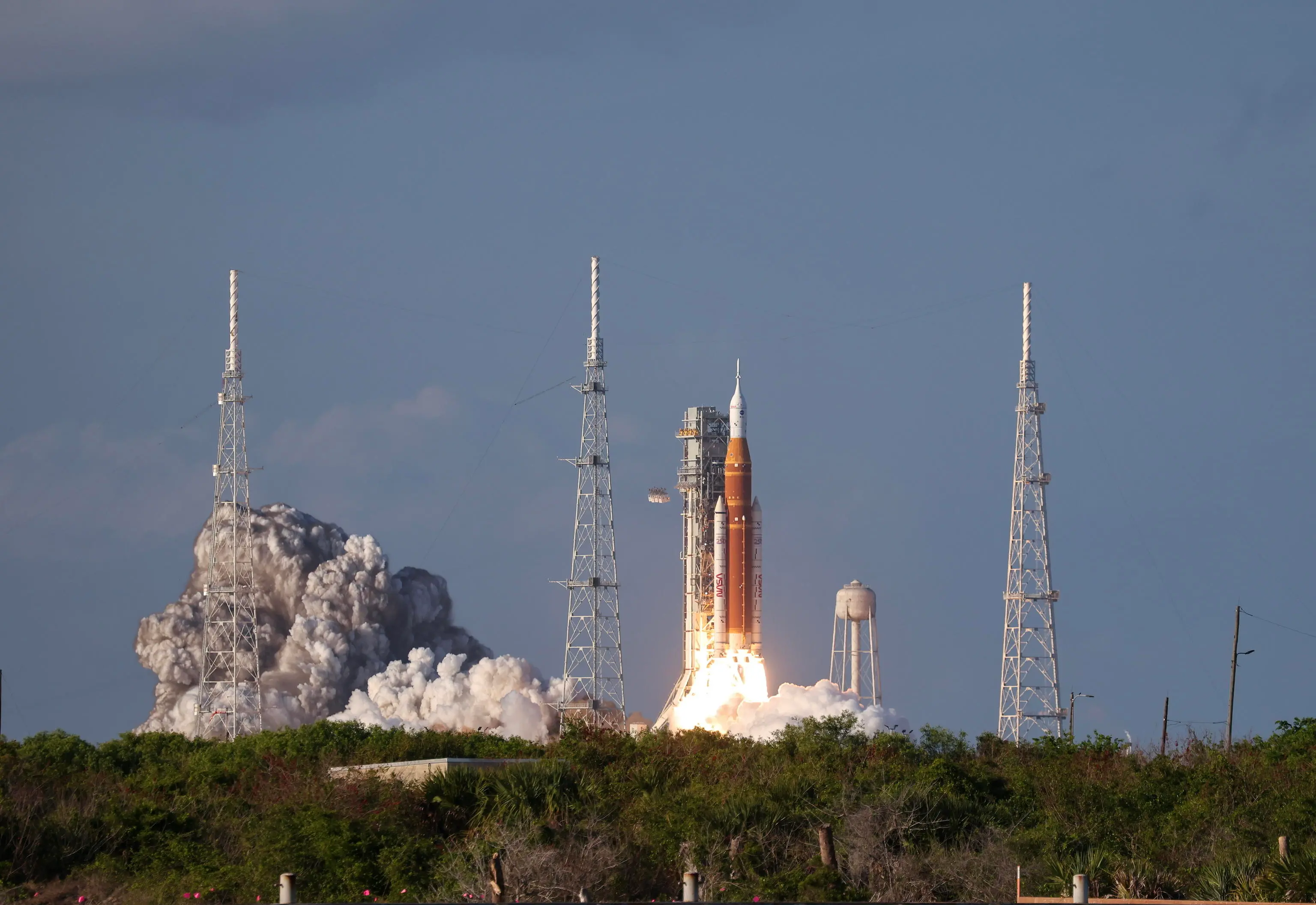 Il lancio del razzo Space Launch System della missione Artemis II