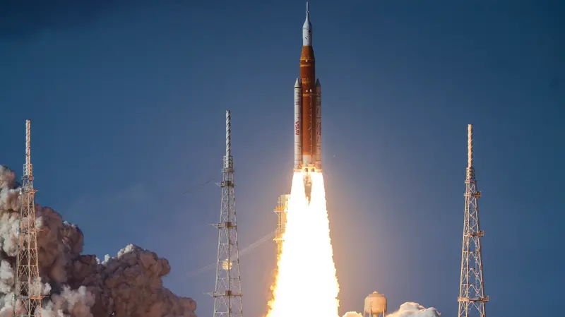Il lancio del razzo Space Launch System della missione Artemis II