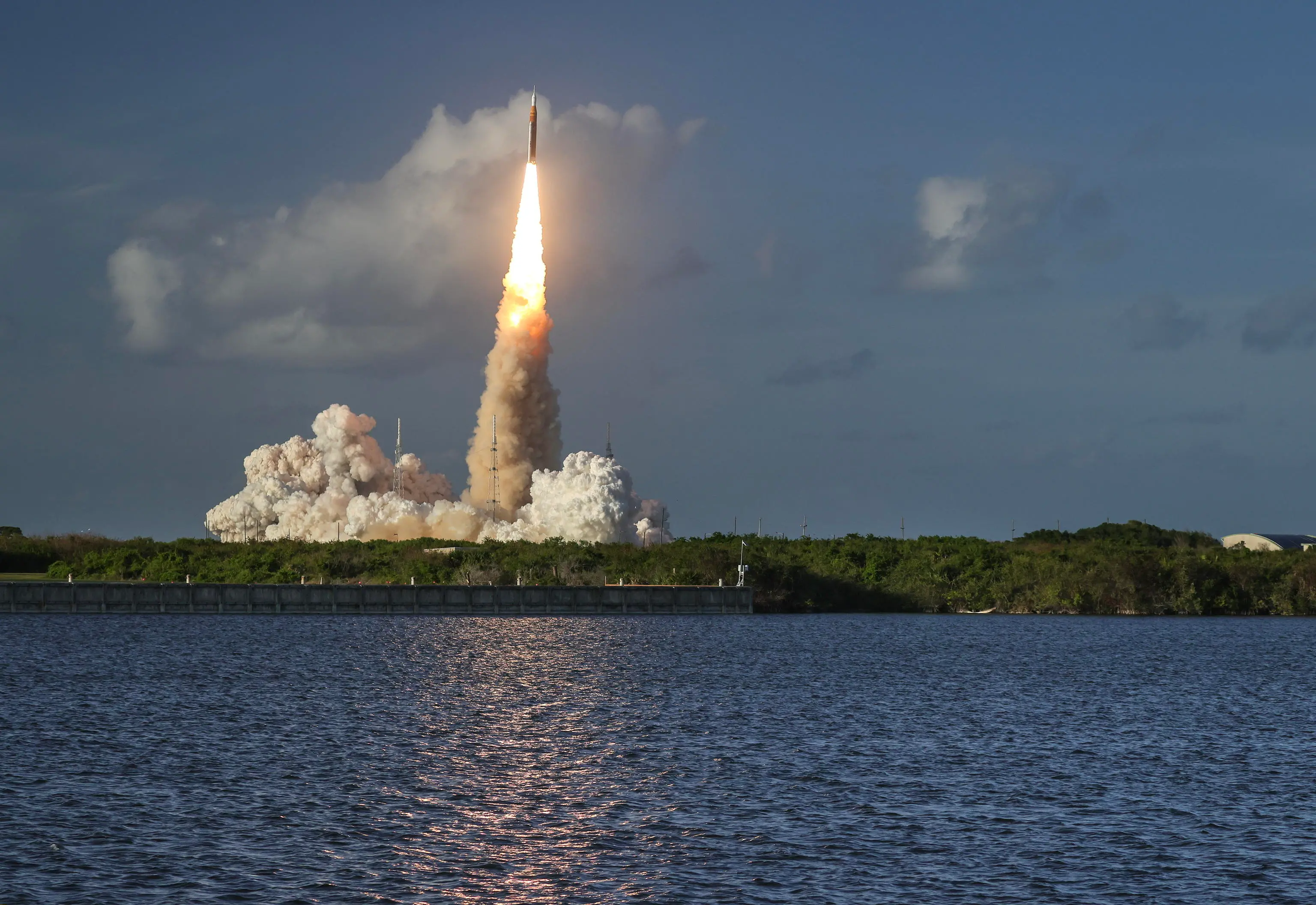 Il lancio del razzo Space Launch System della missione Artemis II