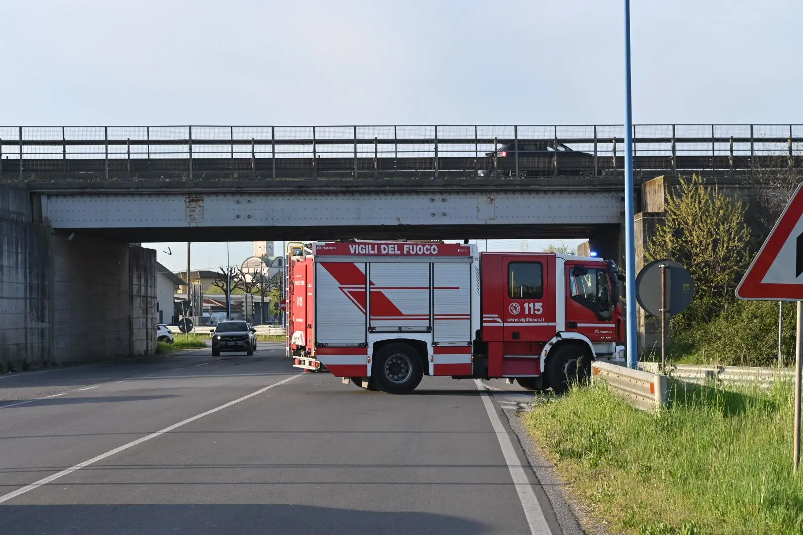 I Vigili del fuoco al lavoro sul cavalcavia di via Serenissima