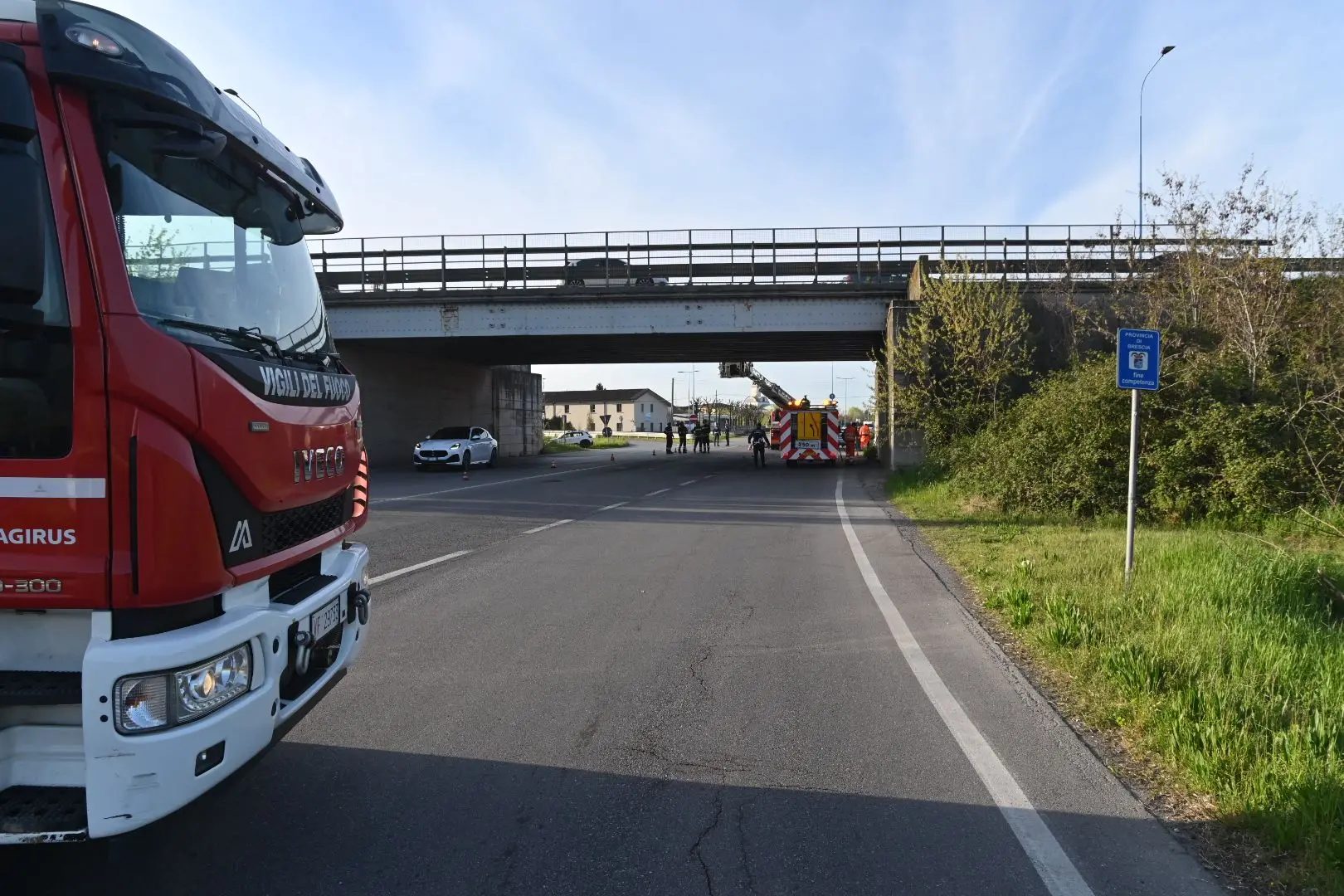 I Vigili del fuoco al lavoro sul cavalcavia di via Serenissima