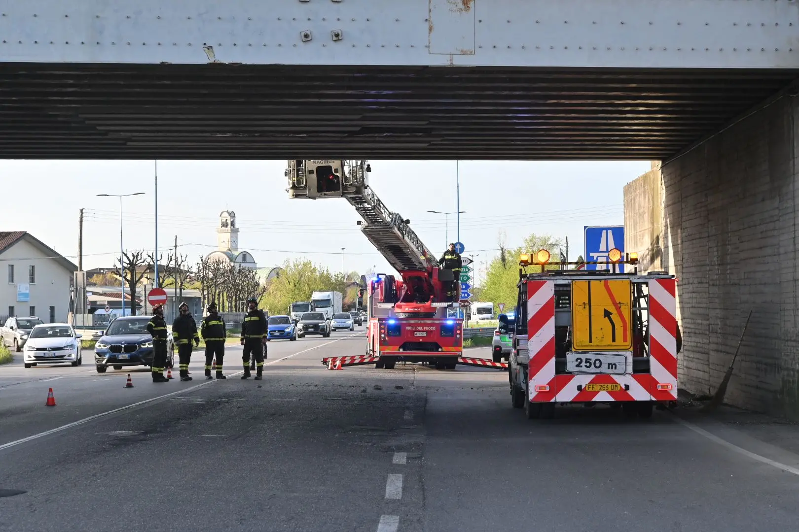 I Vigili del fuoco al lavoro sul cavalcavia di via Serenissima