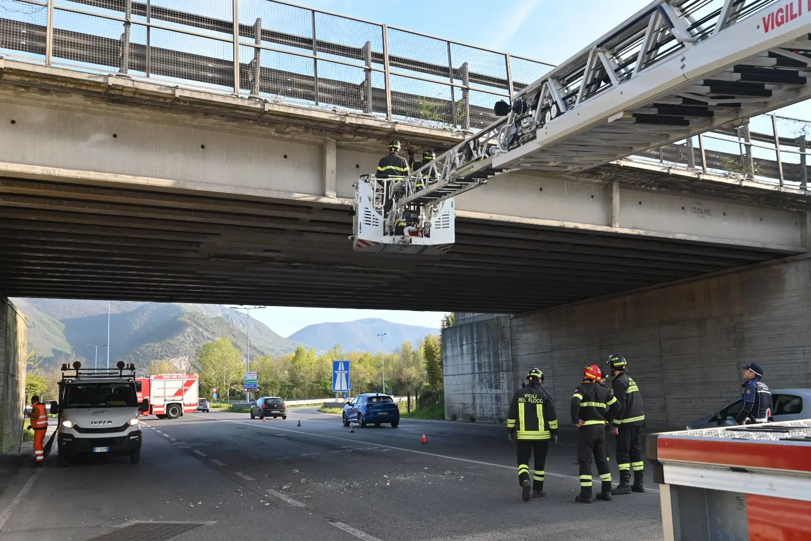 I Vigili del fuoco al lavoro sul cavalcavia di via Serenissima