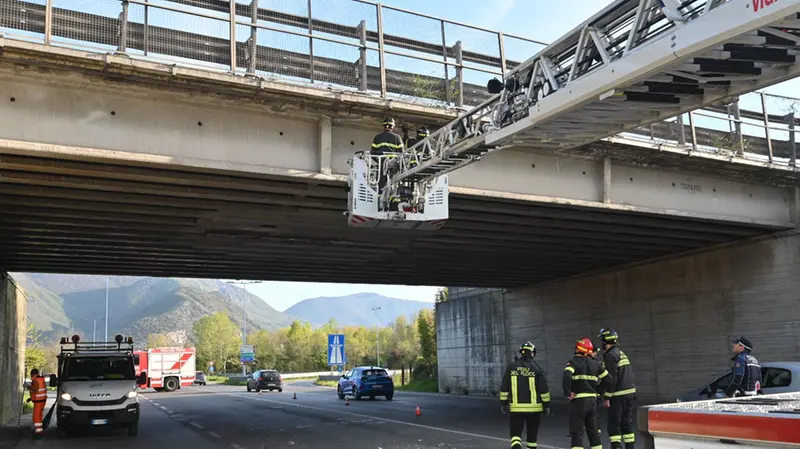 I Vigili del fuoco al lavoro sul cavalcavia di via Serenissima