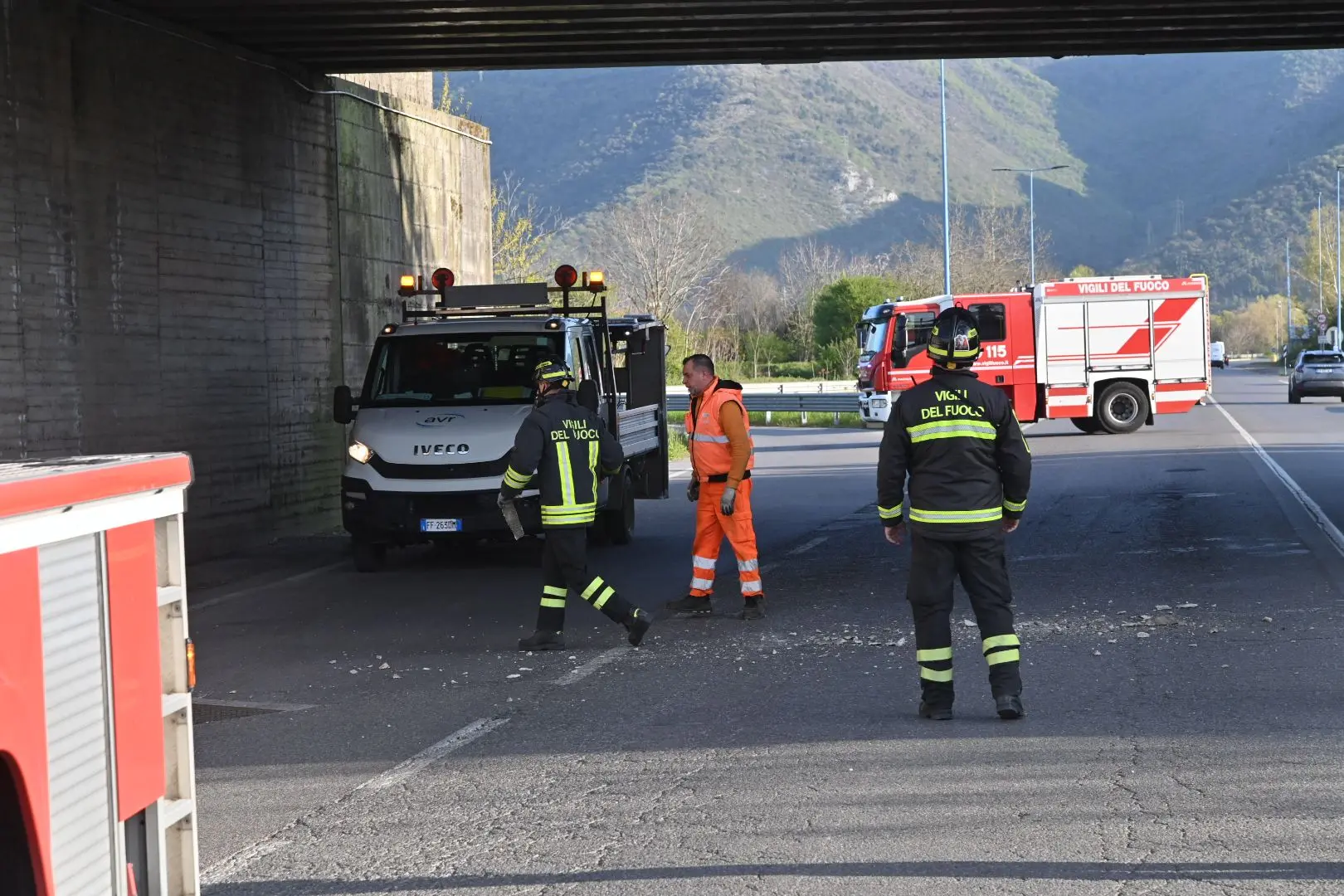 I Vigili del fuoco al lavoro sul cavalcavia di via Serenissima