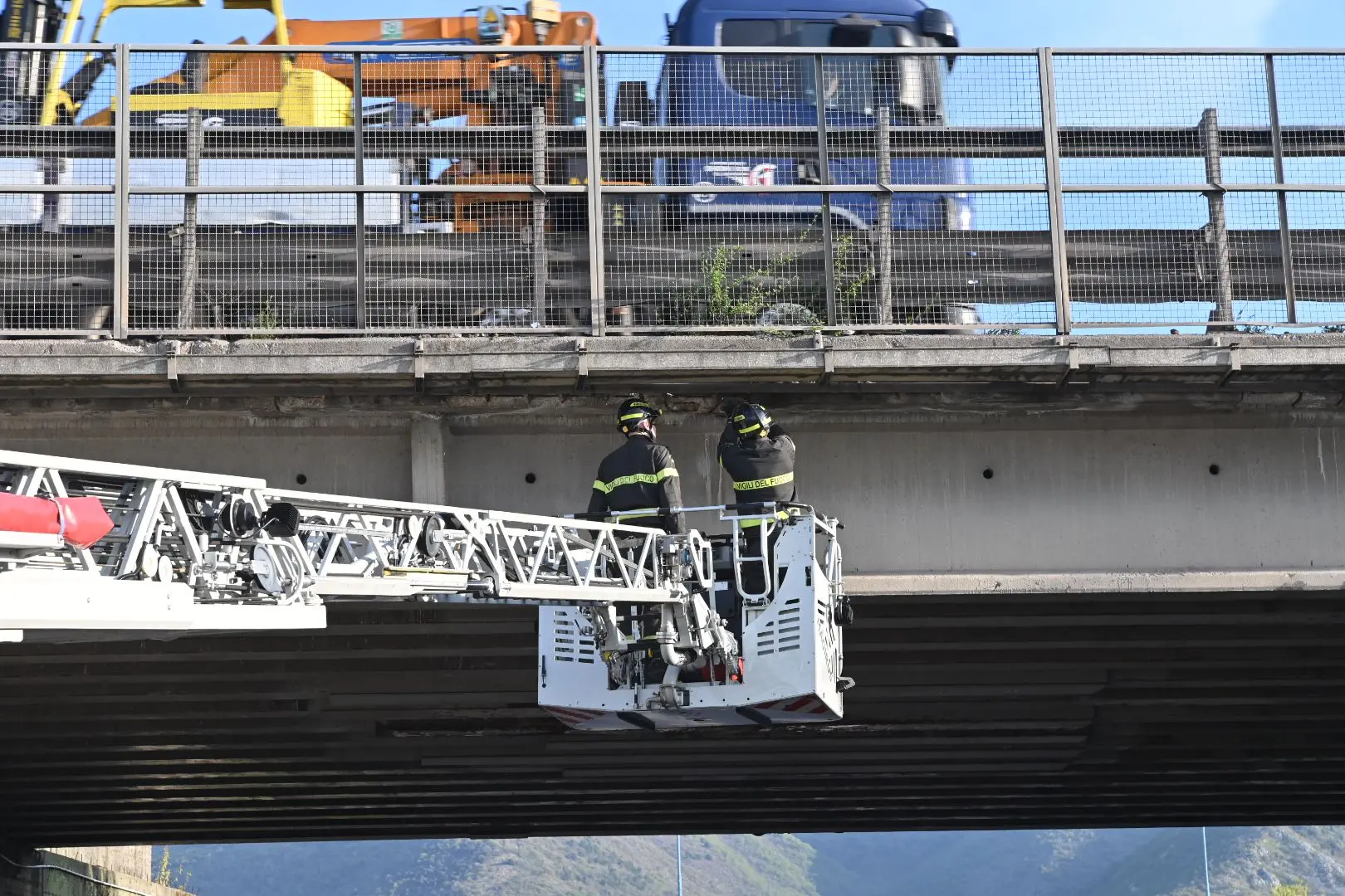 I Vigili del fuoco al lavoro sul cavalcavia di via Serenissima