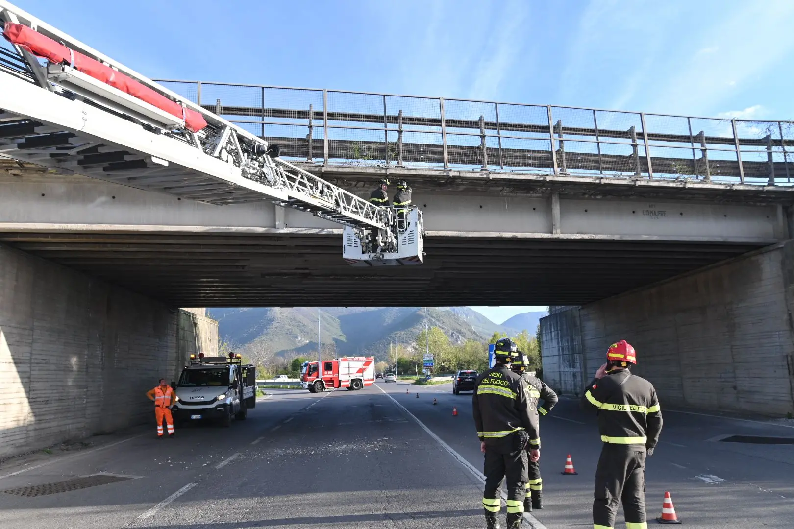 I Vigili del fuoco al lavoro sul cavalcavia di via Serenissima