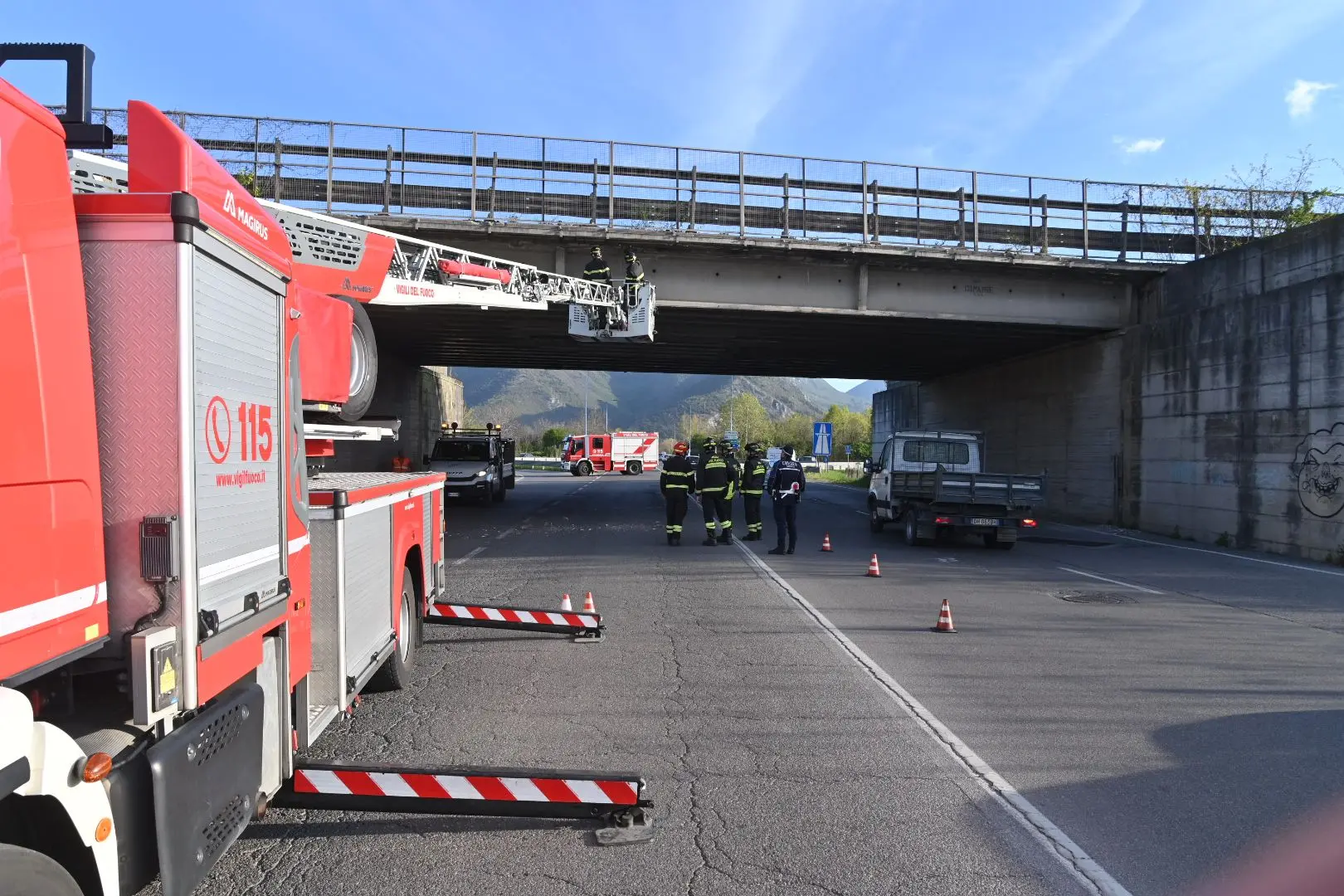 I Vigili del fuoco al lavoro sul cavalcavia di via Serenissima