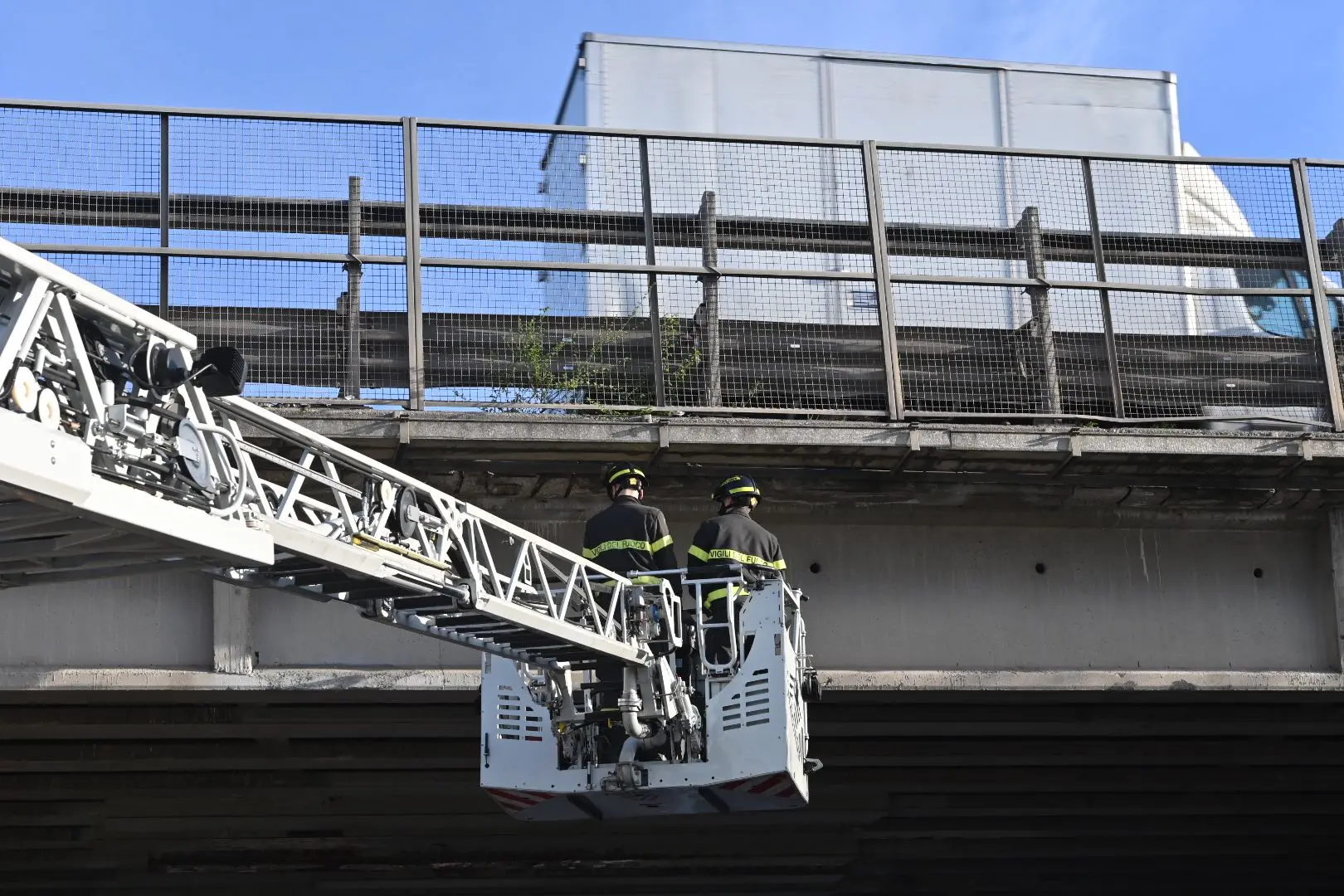 I Vigili del fuoco al lavoro sul cavalcavia di via Serenissima