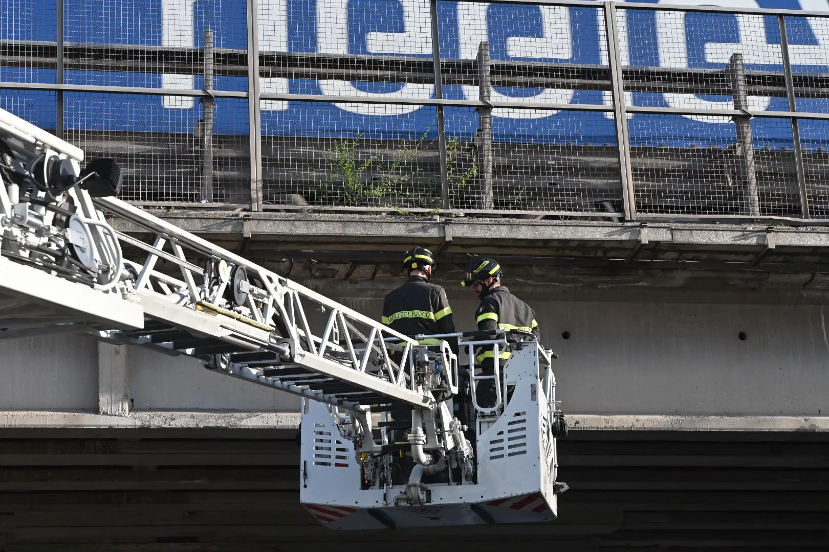 I Vigili del fuoco al lavoro sul cavalcavia di via Serenissima
