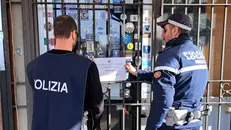 La Polizia mette i sigilli al bar - Foto Polizia di Stato © www.giornaledibrescia.it