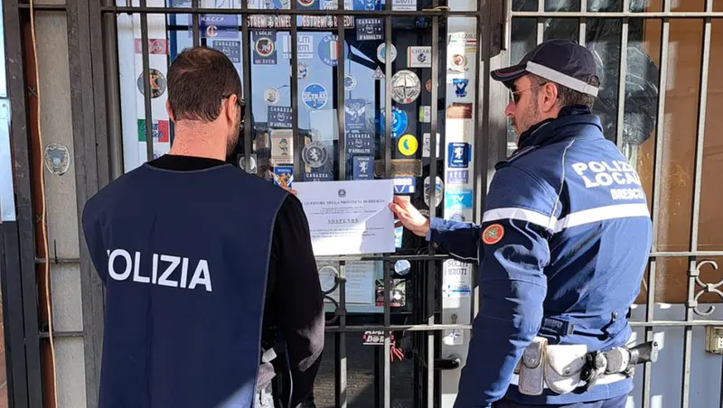 La Polizia mette i sigilli al bar - Foto Polizia di Stato © www.giornaledibrescia.it