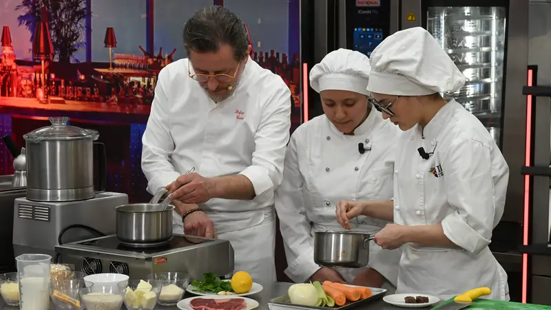 Chef Stefano Cerveni con le studentesse di cucina del Perlasca - Foto New Reporter Favretto © www.giornaledibrescia.it