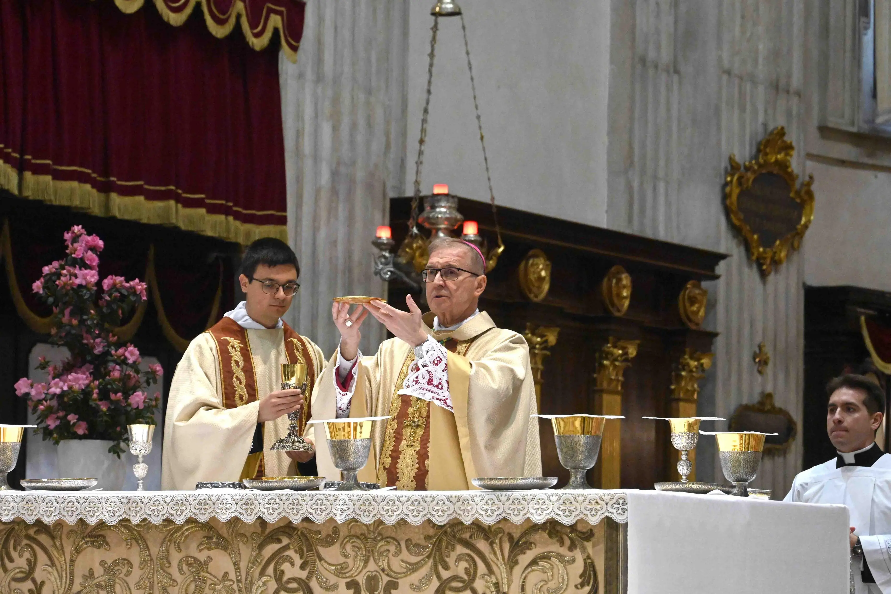 La messa crismale celebrata dal vescovo Tremolada