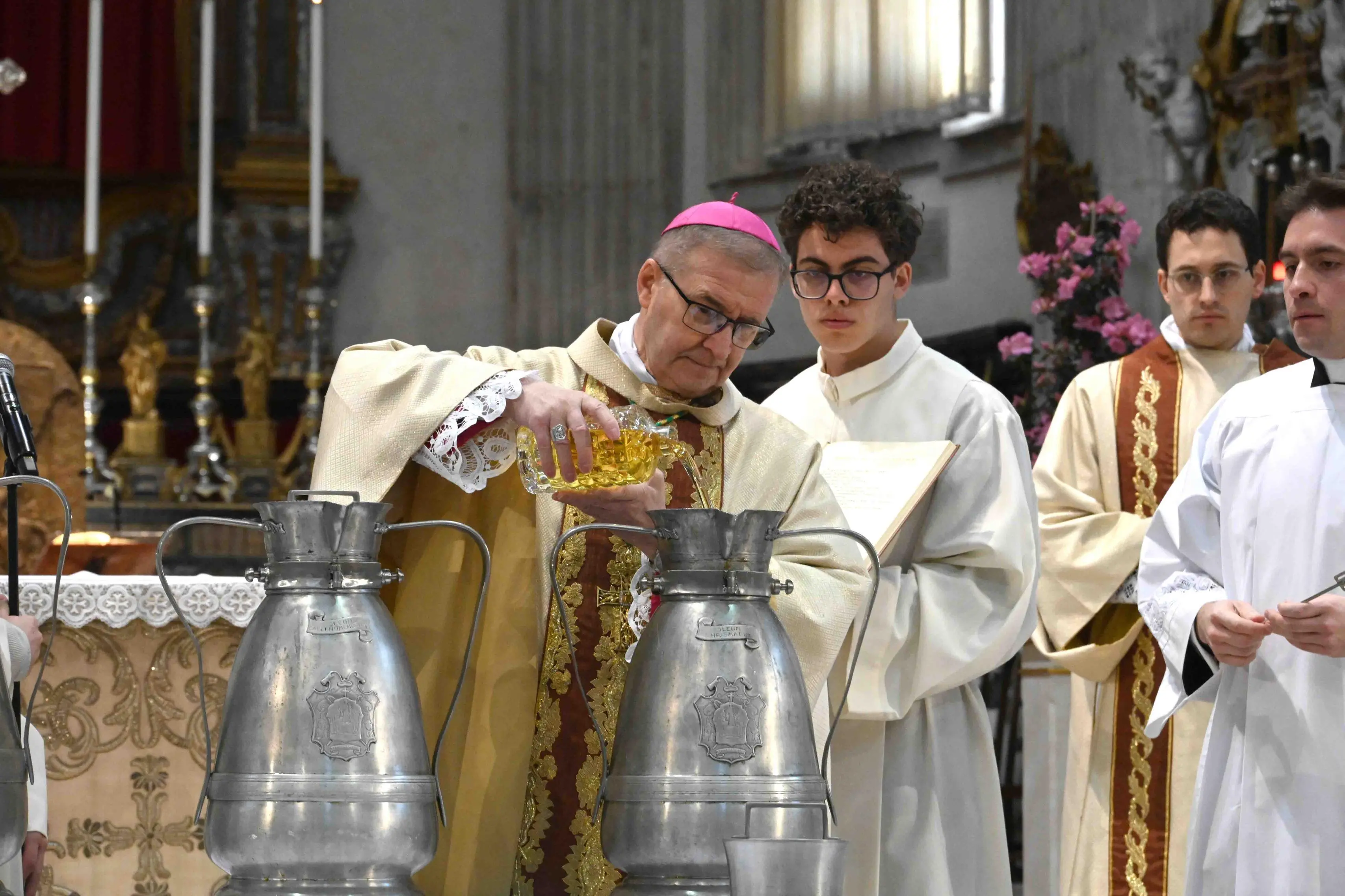 La messa crismale celebrata dal vescovo Tremolada