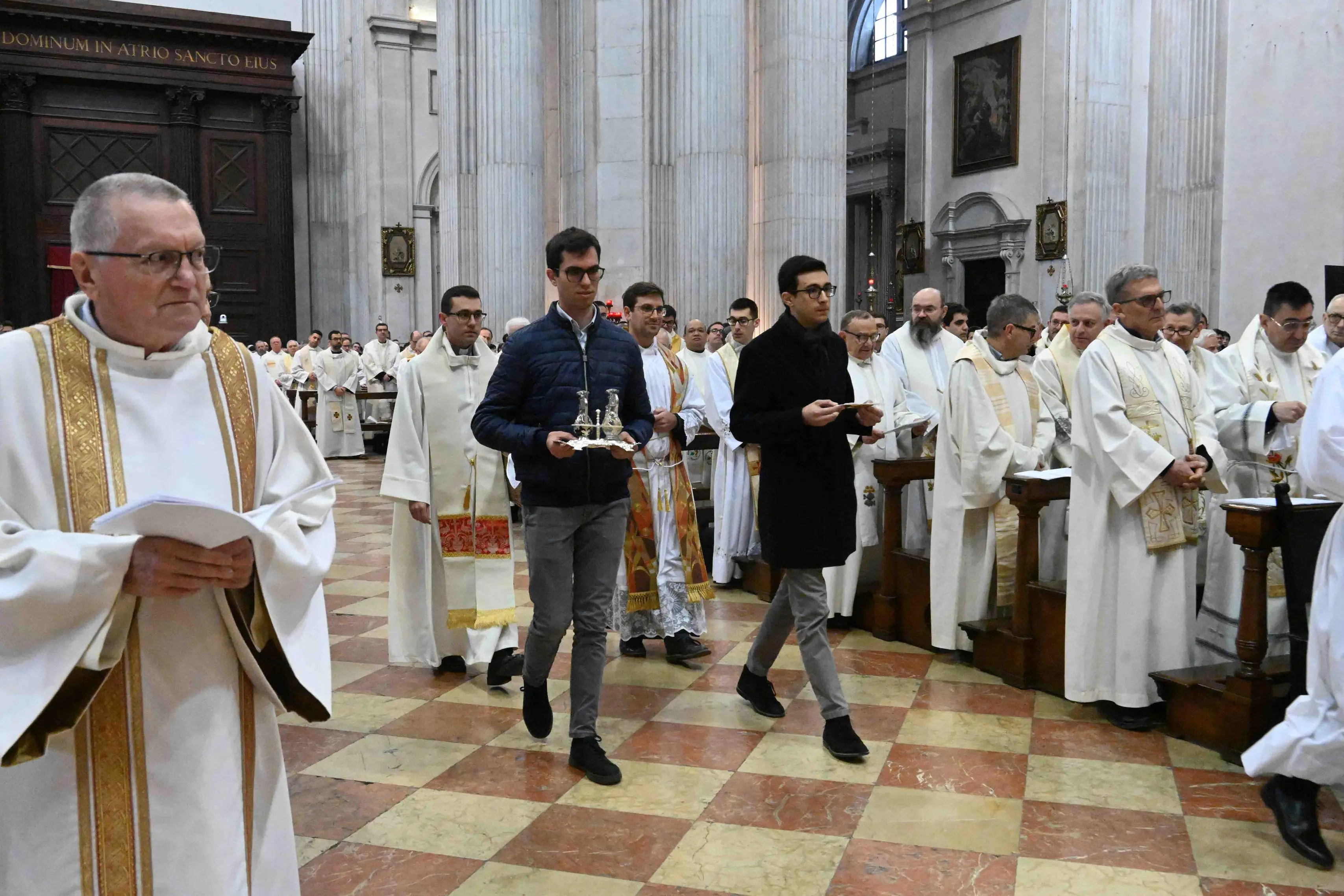 La messa crismale celebrata dal vescovo Tremolada