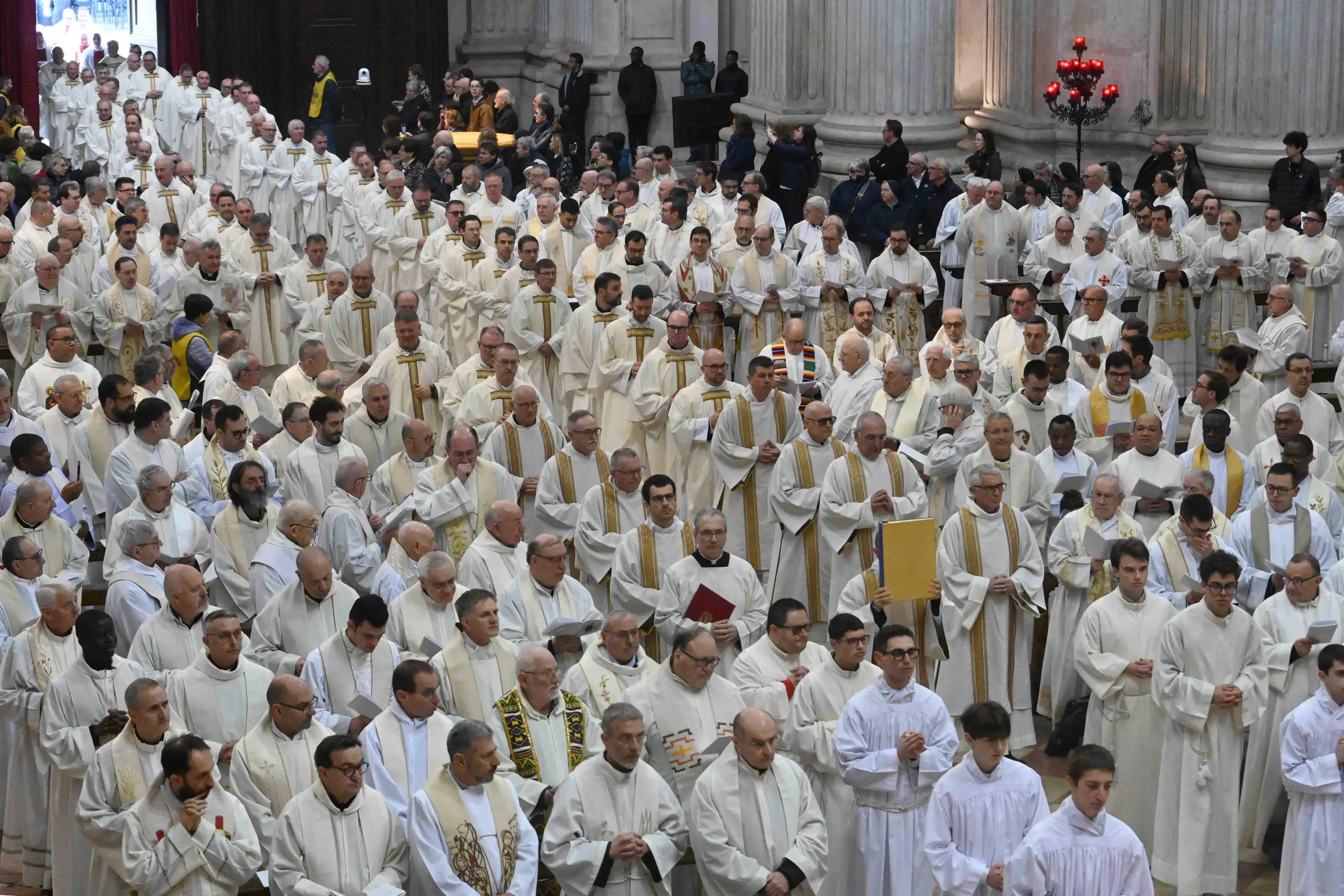 La messa crismale celebrata dal vescovo Tremolada