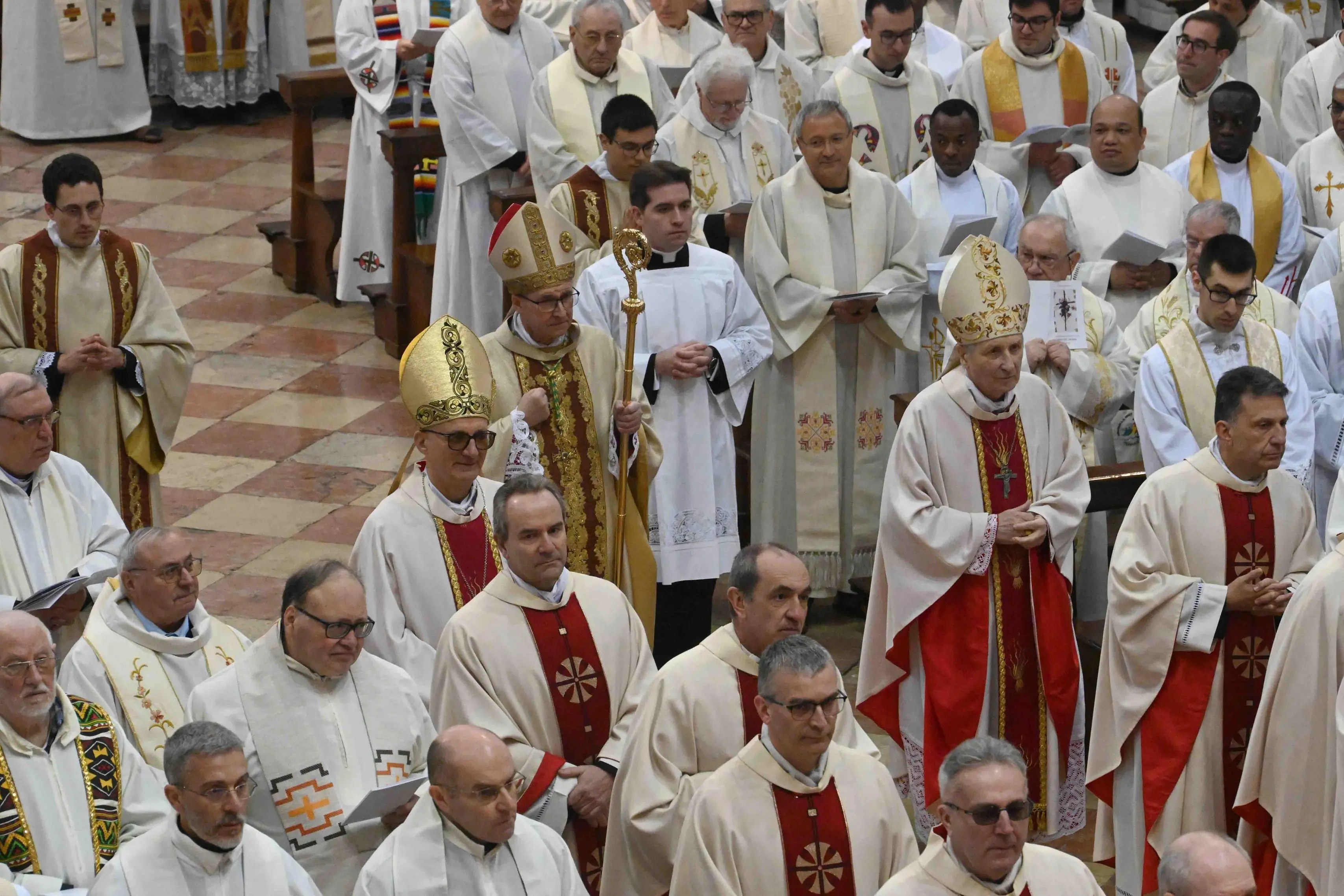 La messa crismale celebrata dal vescovo Tremolada