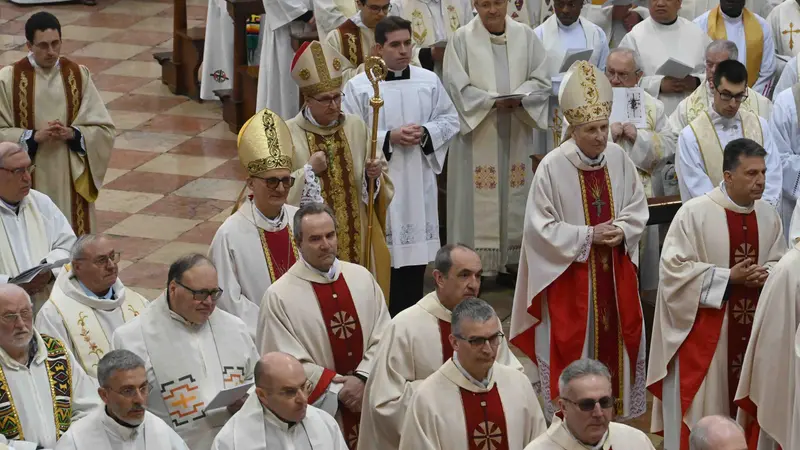La messa crismale celebrata dal vescovo Tremolada