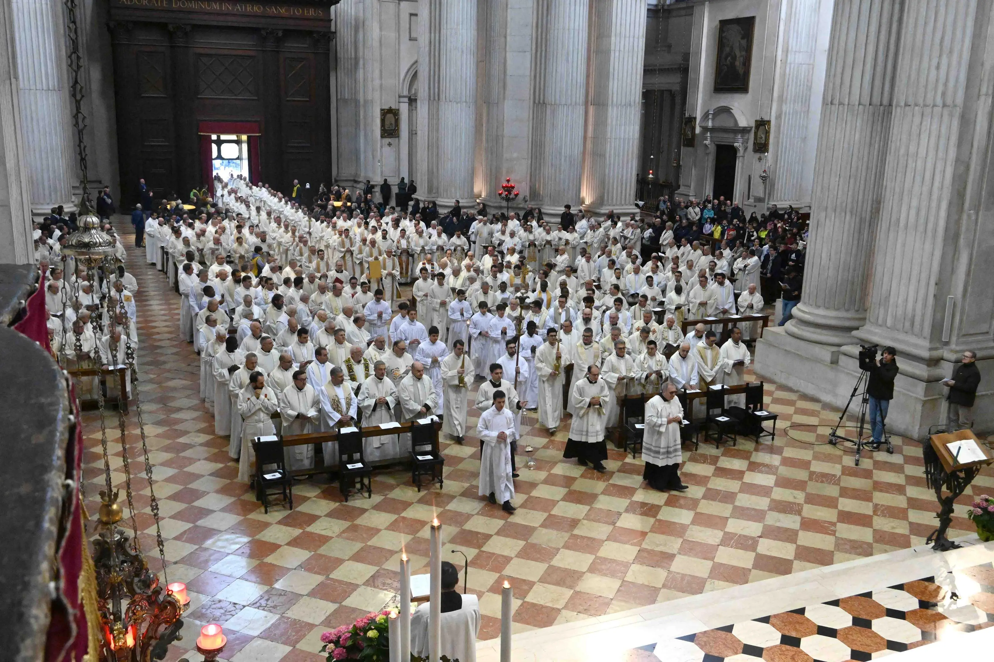 La messa crismale celebrata dal vescovo Tremolada