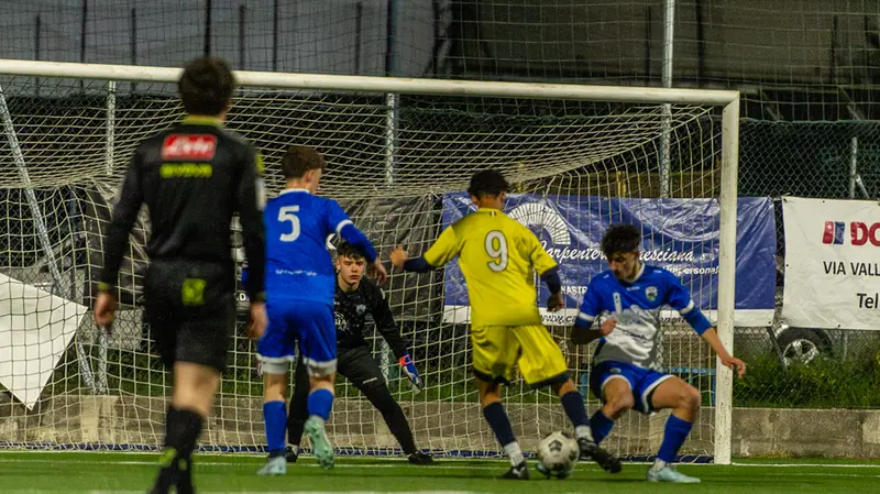 Il gol della Valtenesi siglato da Drhayssi - Foto New Reporter Mazzocchi © www.giornaledibrescia.it