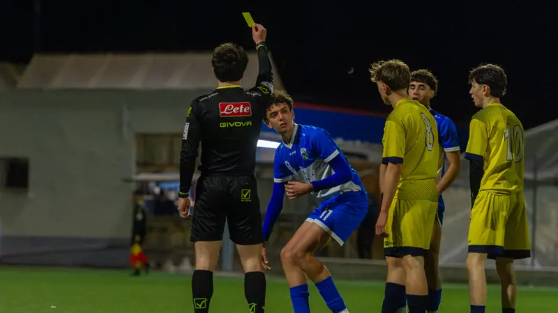 Un momento del match con l'estrazione di un cartellino giallo - Foto New Reporter Mazzocchi © www.giornaledibrescia.it