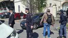 L'auto con a bordo il 13enne mentre esce dal Tribunale dei Minori