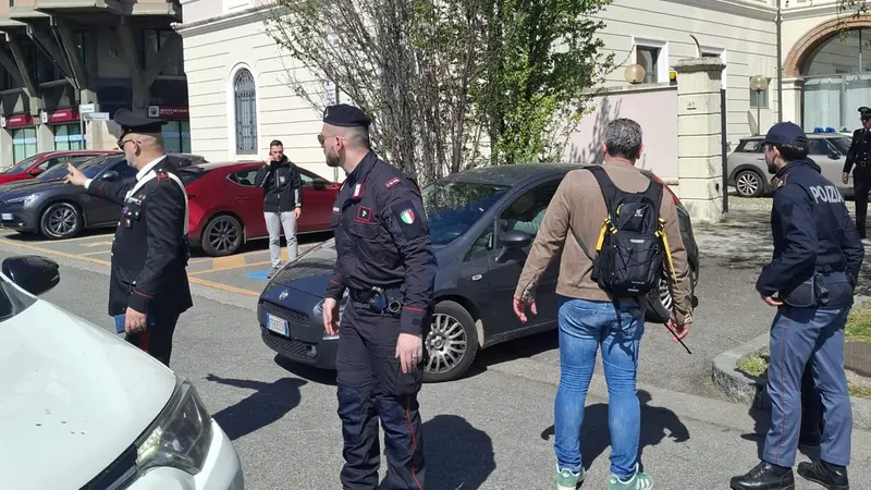 L'auto con a bordo il 13enne mentre esce dal Tribunale dei Minori