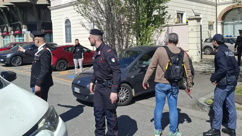 L'auto con a bordo il 13enne mentre esce dal Tribunale dei Minori