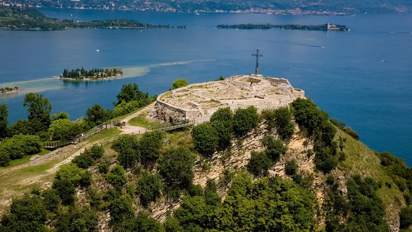 Una veduta della Rocca di Manerba - © www.giornaledibrescia.it