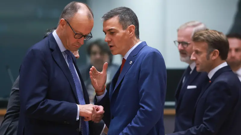 Il cancelliere tedesco Merz, il premier spagnolo Sanchez e il presidente francese Macron - Foto Epa/Olivier Hoslet © www.giornaledibrescia.it