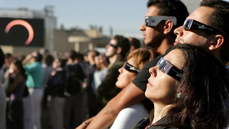 Occhiali per assistere all'eclissi - Foto Ansa © www.giornaledibrescia.it