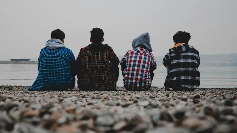 Quattro ragazzi in spiaggia