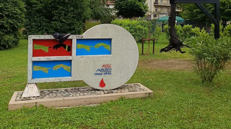 Il monumento dedicato all'Avis a Sarezzo - © www.giornaledibrescia.it