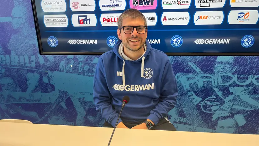 Coach Cotelli in conferenza - © www.giornaledibrescia.it