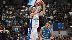 Della Valle al tiro nel match di andata a Napoli - © Ciamillo-Castoria