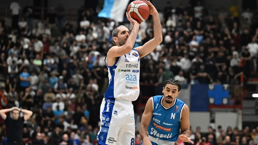 Della Valle al tiro nel match di andata a Napoli - © Ciamillo-Castoria