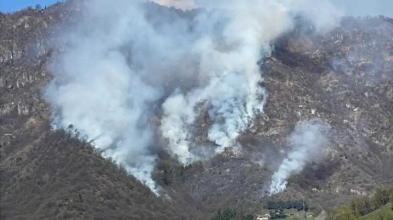 L'incendio sopra Lumezzane - © www.giornaledibrescia.it