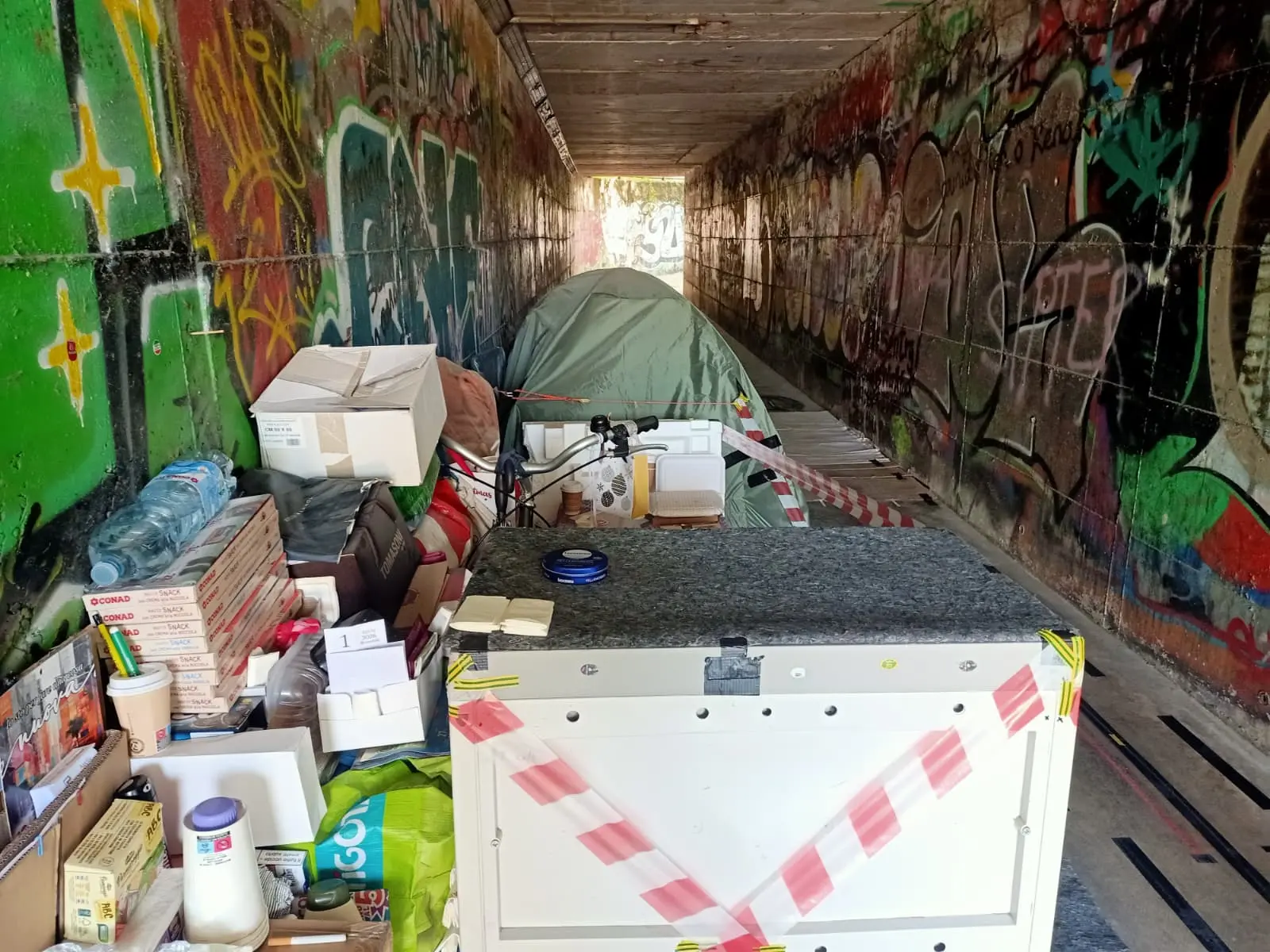 Michele mostra la sua casa nel sottopasso