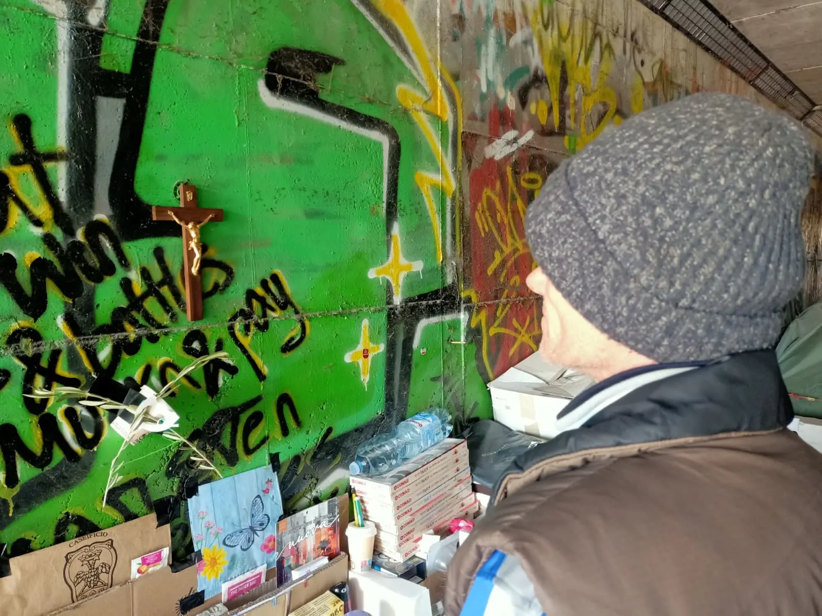 Michele mostra la sua casa nel sottopasso