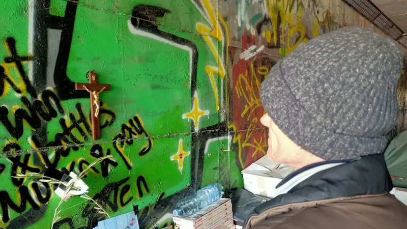 Michele mostra la sua casa nel sottopasso