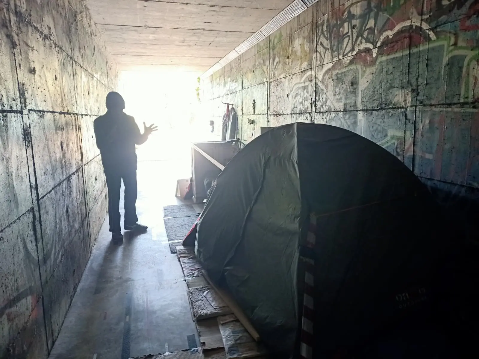 Michele mostra la sua casa nel sottopasso