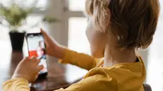 Un minore sui social