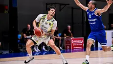 Veronesi con la maglia di Cremona in un duello con Della Valle - Foto New Reporter Checchi © www.giornaledibrescia.it