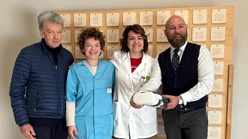 La consegna del visore alle Fondazioni Riunite