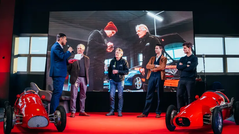 Un momento dell'inaugurazione dell'officina Le Dodici Cilindri