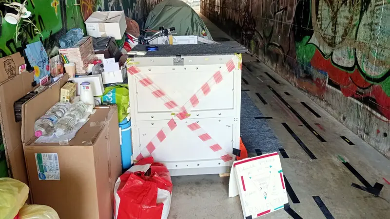 Il sottopasso con gli effetti personali