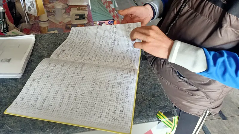 Michele mostra le sue note